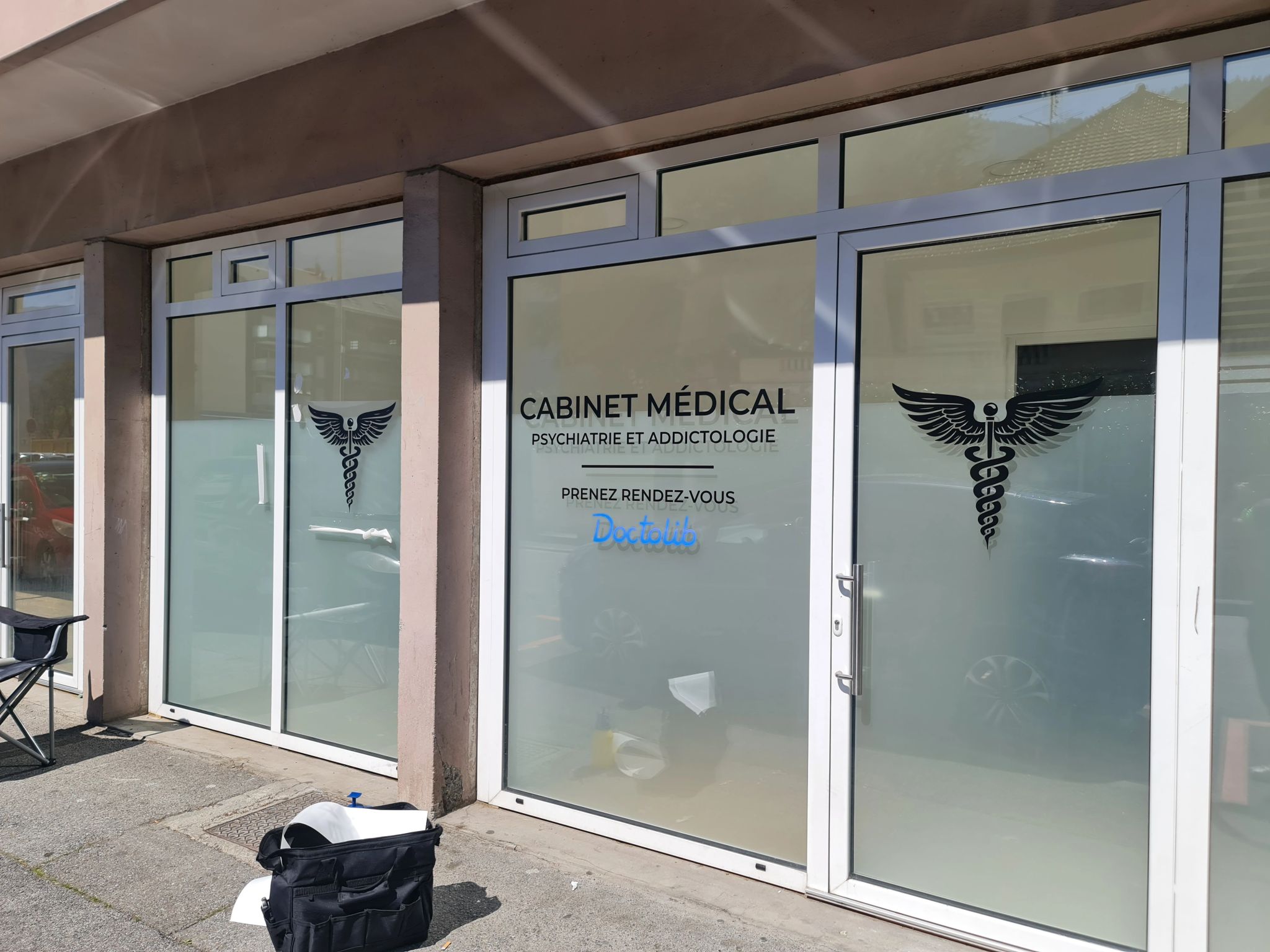 Habillage de vitrine pour un cabinet médical à Cluses